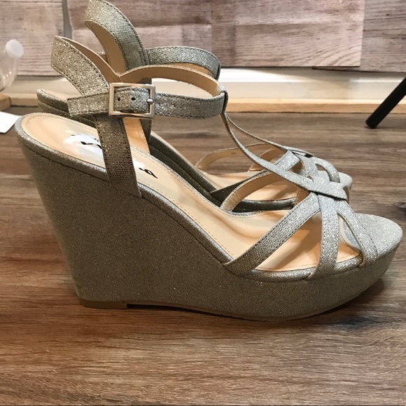 NWT Nina formal wedge silver t strap - Picture 2 of 6